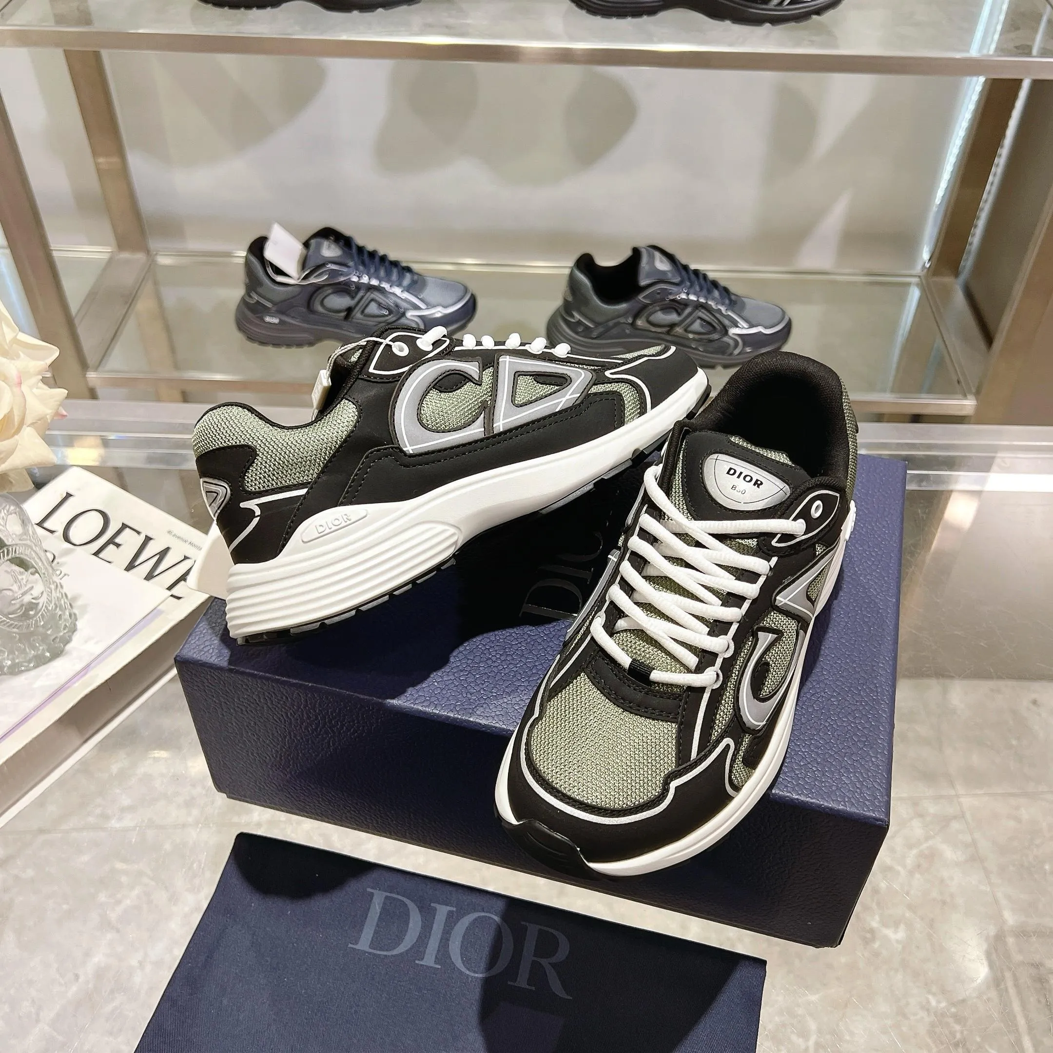 👟👟Ex-factory price 520👟👟 H612 high version B30 low-top sneakers are one of the flagship styles of this series. Crafted from mesh and technical fabrics, it's finished with a reflective 'CD30' graphic and 'DIOR B30' and 'CD30' logos on the heel and tongue. The extra-light, sculpted rubber sole adds style with signature accents, while internal stretch details create ideal comfort. Can be paired with a variety of casual looks to show a fashionable, modern and sporty style. ✅Size: 35-47 (45-46-47 customized, non-returnable and non-exchangeable) ✅Sole material: Original ultra-light IP sole ✅Packaging: Brand new counter packaging